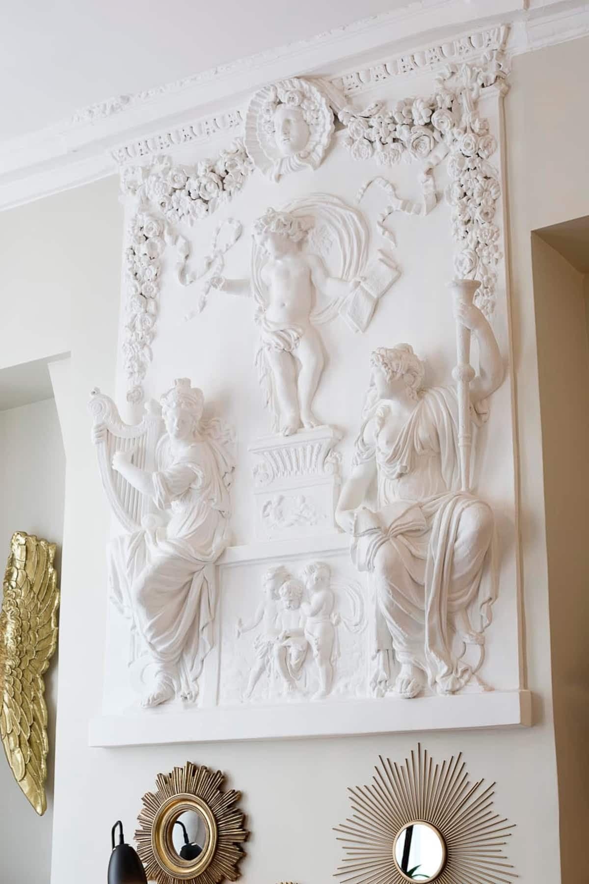 Le bas-relief sculpté du séjour