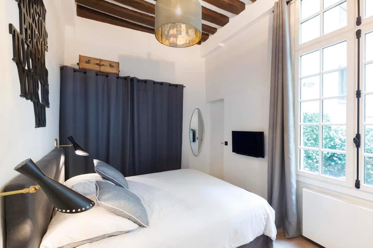 Le lit queen size de la chambre 1