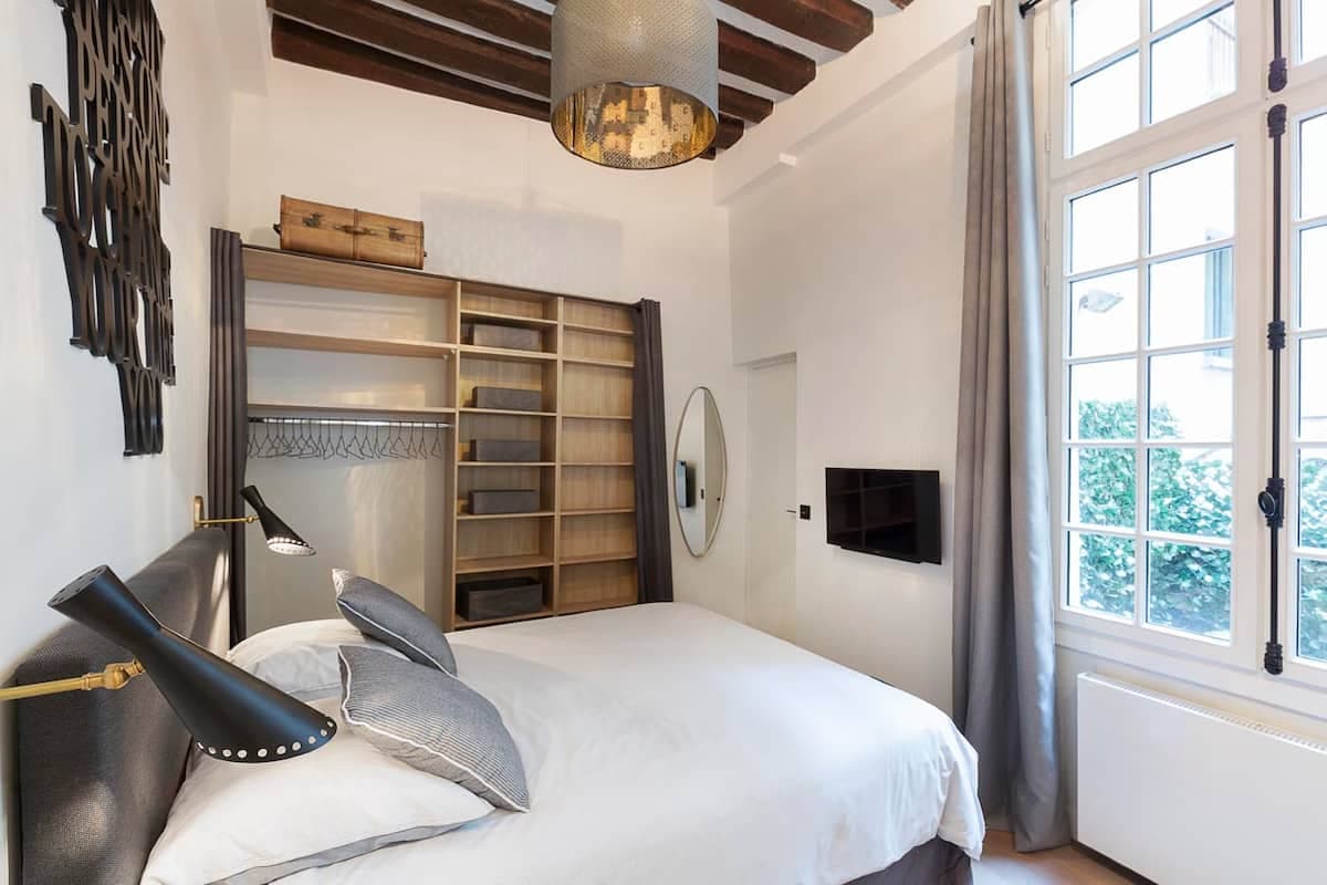 La chambre 1 sous les poutres