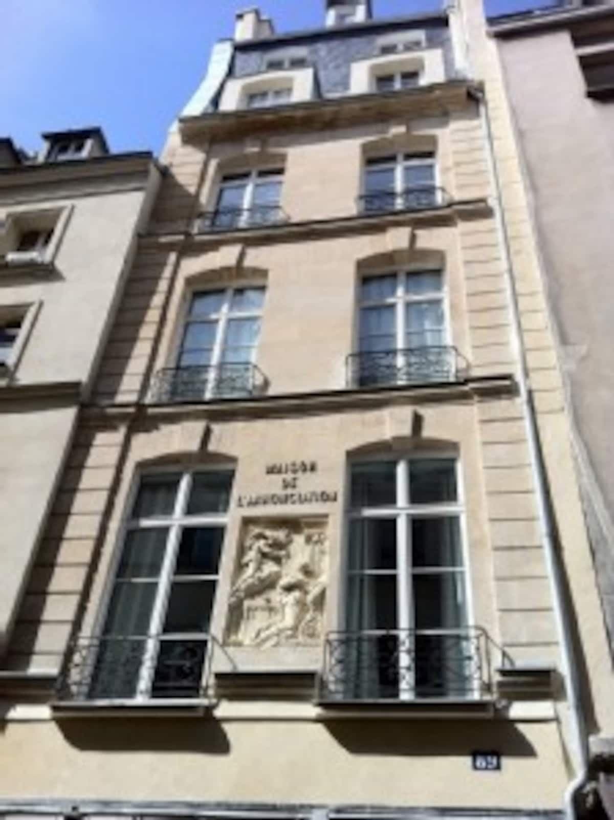 La façade de l’immeuble, rue Saint-Martin