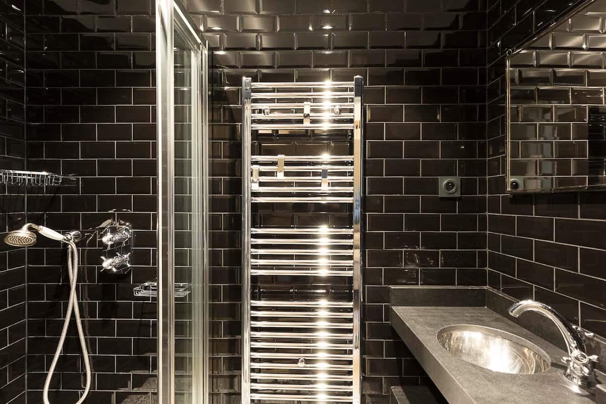 Douche à l’italienne carrelée de noir